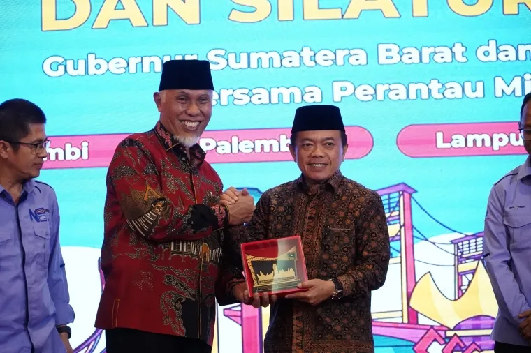 Gubernur Sumbar Mahyeldi saat roadshow di Aula Rumah Dinas Gubernur Jambi, Rabu (16/04/2025). Foto: Adpim Sumbar