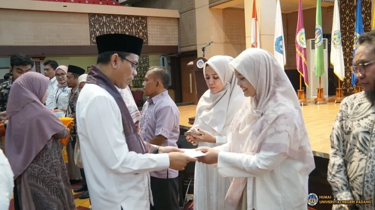 Rektor Universitas Negeri Padang (UNP), Krisnadinata, Ph.D, ketika melepas 19 jamaah calon haji dari civitas akademika UNP tahun 2025 pada Selasa (8/4/2025). Foto: Humas UNP