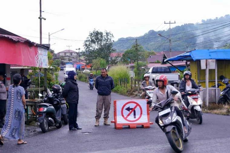 Suasana Uji coba Sistem Satu Arah (SSA) di sejumlah ruas jalan di Kota Padang Panjang memasuki hari kedua, Kamis (10/4/2025). Foto: Kominfo Padang Panjang