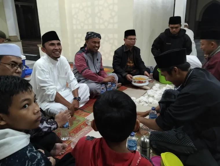 Wakil Wali Kota, Allex Saputra ketika berada di Masjid Agung Manarul 'Ilmi Islamic Center (IC) dini hari Sabtu (29/3/2025). Foto: Kominfo Padang Panjang