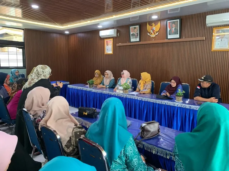 Ketua Tim Penggerak PKK Kota Padang Panjang, Maria Feronika Hendri Arnis pada pembinaan menghadapi Lomba Kader Dasawisma Berprestasi Tingkat Provinsi Sumatera Barat 2025, Kamis (27/3/2025), di Aula Kantor Camat Padang Panjang Barat. Foto: Kominfo Padang P