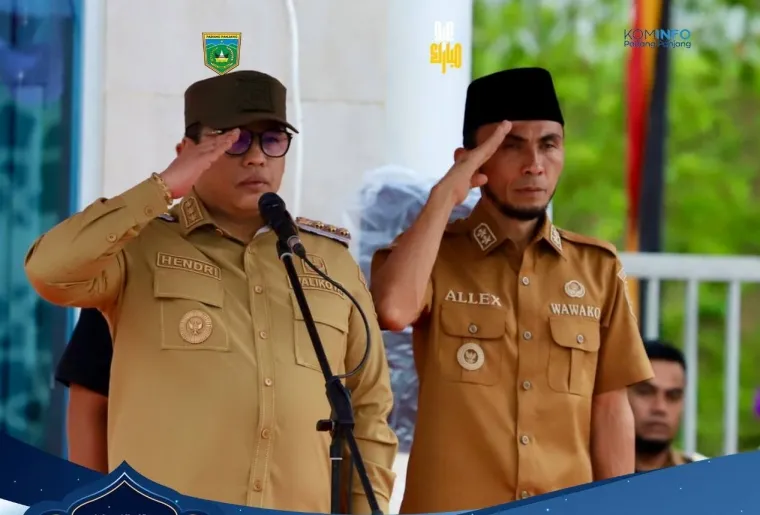 Wali Kota, Hendri Arnis didampingi Wakil Wali Kota, Allex Saputra memimpin Apel Gabungan ASN dan non-ASN Pemerintah Kota Padang Panjang  di Pelataran Masjid Agung Manarul 'Ilmi Islamic Centre, Selasa (8/4/2025). Foto: Kominfo Padang Panjang