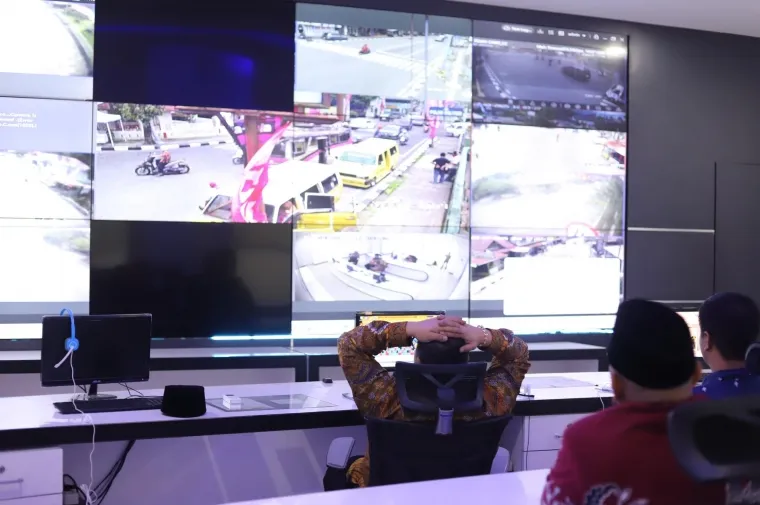 Wali Kota, Hendri Arnis lakukan pemantauan langsung terhadap kamera pengawas (CCTV) yang tersebar di berbagai titik Kota Padang Panjang melalui Command Center yang terletak di Balai Kota, Kamis (27/3/2025). Foto: Kominfo Padang Panjang