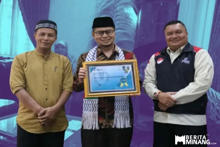 Wawako Bukittinggi Ibnu Asis salurkan bantuan kemanusiaan untuk Palestina melalui Al-Quds Valunteer Indonesia di rumah dinas Wawako, jumat( 28/03). Foto : Dok Diskominfobkt