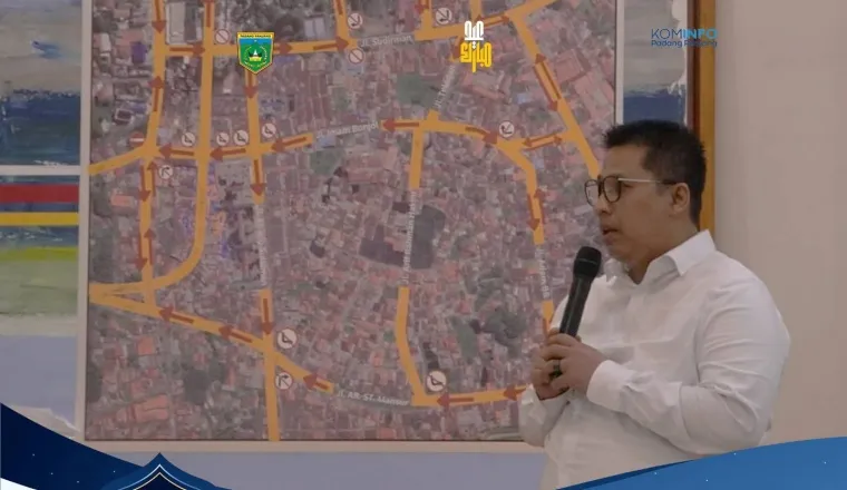 Wali Kota, Hendri Arnis saat Rapat Koordinasi bersama Wakil Wali Kota, Allex Saputra, kepala OPD, camat dan lurah di Rumah Dinas Wako, Senin (7/4/2025). Foto: Kominfo Padang Panjang