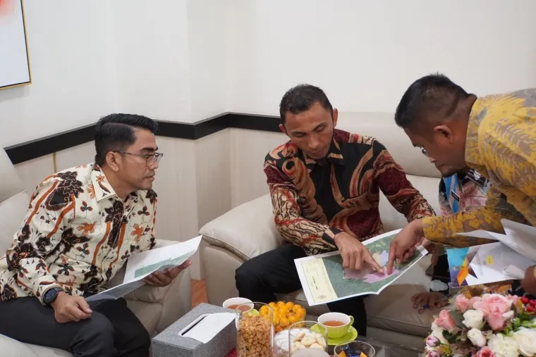 Wakil Wali Kota Padang Panjang, Allex Saputra ketika melakukan silaturahmi dengan Kepala Kantor Wilayah Badan Pertanahan Nasional (BPN) Provinsi Sumatera Barat, Teddi Guspriadi di Gedung Kanwil BPN Provinsi Sumbar, Kamis (10/4/2025). Foto: Kominfo Padang