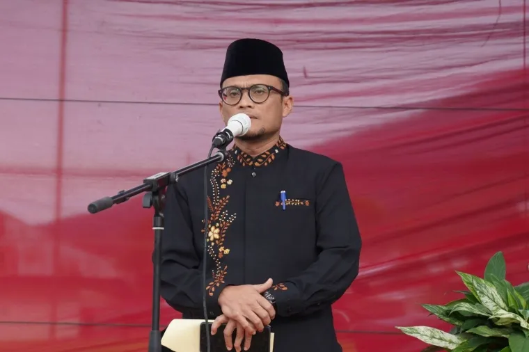Penjabat Sekretaris Daerah Kota (Pj Sekdako) Padang Panjang, Winarno ketika melaksanakan Salat Idulfitri 1446 Hijriah di Lapangan Bola Brimob Silaing Atas, Senin (31/3/2025). Foto: Kominfo Padang Panjang