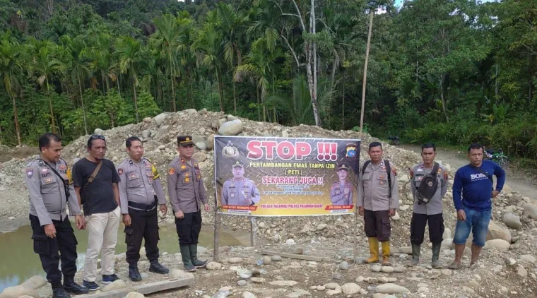 Polsek Talamau Bersama wali nagari Sinuruik, saat mensosialisasikan Larangan Tambang ilegal. Sabtu, 19/4/2025 .D