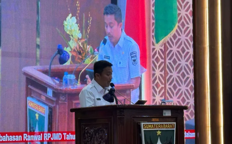 Wakil Gubernur (Wagub) Sumbar, Vasko Ruseimy, memaparkan nota pengantar Rancangan RPJMD Sumbar Tahun 2025-2029 di sidang paripurna DPRD Sumbar, Rabu (9/4/2025). Foto; Biro Adpim Sumbar