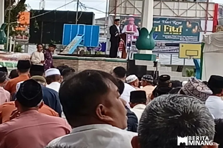 Wako Bukittinggi Ramlan Nurmatias menyampaikan capaian pemerintahannya dalam 100 hari pertama di hadapan sidang jamaah shalat Idul Fitri 1446 H di lapangan Kantin Bukittinggi, Senin, (31/03).  Foto : Dok Do