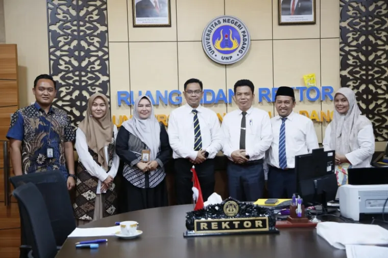 Rektor UNP, Krismadinata, Ph.D, bersama pihak BSI di Ruang Sidang Rektor Lantai 4 Gedung Rektorat &amp; Research Center UNP, Senin (21/4/2025). Foto: Humas UNP