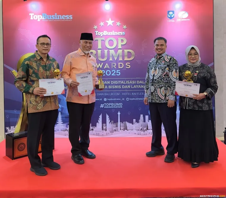 Gubernur Sumbar dan Pejabat RSAM Bukittinggi perlihatkan penghargaan.