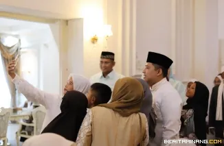 Wali Kota Padang Panjang, Hendri Arnis ketika menggelar Open House  Idulfitri 1446 H di Rumah Dinas Wali Kota, Senin (31/3/2025). Foto: Kominfo Padang Panjang