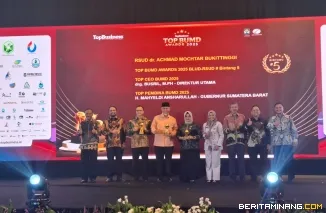 Gubernur Sumatera Barat, Mahyeldi Ansharullah ketika menerima penghargaan sebagai Top Pembina BUMD Award 2025 dari Majalah Top Business di Jakarta, Senin (28/04/2025). Foto-Foto: Biro Adpim Sumbar