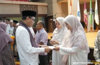 Rektor Universitas Negeri Padang (UNP), Krisnadinata, Ph.D, ketika melepas 19 jamaah calon haji dari civitas akademika UNP tahun 2025 pada Selasa (8/4/2025). Foto: Humas UNP