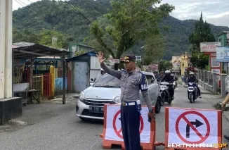 Petugas sedang bertugas dalam pemberlakuan Sistem Satu Arah (SSA) dalam Kawasan Pasar Padang Panjang terpantau lancar dan mampu mengurai macet, Rabu (9/4/2025). Foto: Kominfo Padang Panjang