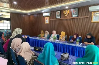 Ketua Tim Penggerak PKK Kota Padang Panjang, Maria Feronika Hendri Arnis pada pembinaan menghadapi Lomba Kader Dasawisma Berprestasi Tingkat Provinsi Sumatera Barat 2025, Kamis (27/3/2025), di Aula Kantor Camat Padang Panjang Barat. Foto: Kominfo Padang P