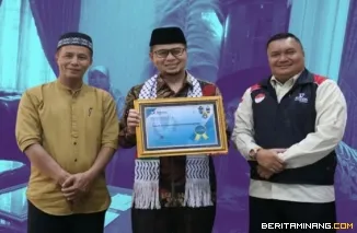 Wawako Bukittinggi Ibnu Asis salurkan bantuan kemanusiaan untuk Palestina melalui Al-Quds Valunteer Indonesia di rumah dinas Wawako, jumat( 28/03). Foto : Dok Diskominfobkt