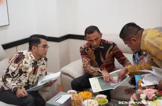 Wakil Wali Kota Padang Panjang, Allex Saputra ketika melakukan silaturahmi dengan Kepala Kantor Wilayah Badan Pertanahan Nasional (BPN) Provinsi Sumatera Barat, Teddi Guspriadi di Gedung Kanwil BPN Provinsi Sumbar, Kamis (10/4/2025). Foto: Kominfo Padang