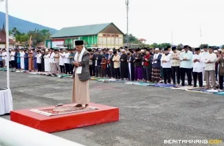 Lapangan Bancalaweh Padang Panjang, Senin (31/3/2025), ketika dilakukan Salat Idulfitri 1446 Hijriah. Foto: Kominfo Padang Panjang