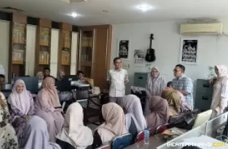 Keluarga besar Biro Administrasi Pimpinan (Adpim) Sekretariat Daerah Provinsi Sumatera Barat menggelar acara halalbihalal yang penuh kehangatan, Jumat (11/4/2025) di Ruang Materi Komunikasi Pimpinan. Foto: Biro Adpim Sumbar