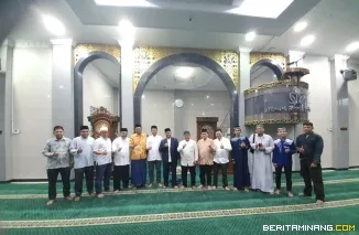 Kegiatan Subuh Mubarak Universitas Negeri Padang bertempat di Masjid Raya Al-Azhar, Air Tawar Padang pada Jumat (4/4) pagi ini. Foto ET.
