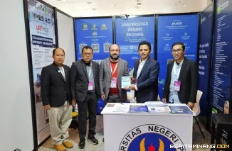 Senior Eksekutif UNP Prof. Ganefri, Ph.D  bersama Direktur PT. Vortek MES 4.0 Batam, Drs. Nadirman, M.M ketika berada di arena pameran Istanbul Turki Kamis (10/ 4/2025). Foto: Humas UNP