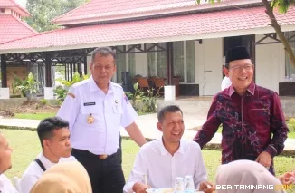 Wali Kota Payakumbuh Zulmaeta bersama Wakil Wali Kota Elzadaswarman saat silaturahmi dengan petugas lapangan di pendopo rumah dinas wali kota, Rabu (09/04/2025).