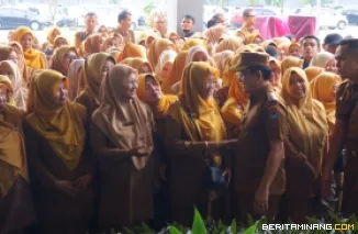 Apel bersama yang dipimpin langsung oleh Wali Kota Zulmaeta di halaman Balai Kota, Selasa (08/04/2025).