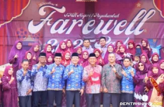Wali Kota Payakumbuh Zulmaeta, menghadiri acara perpisahan siswa kelas XII SMA Negeri 1 Payakumbuh tahun ajaran 2024/2025 yang digelar pada Kamis (17/4/2025).