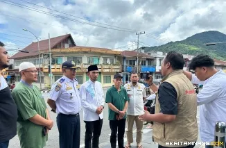 Wawako Allex saat diwawancarai wartawan di jalur SSA depan Kantor PDAM Padang Panjang, Jumat (11/4/2025). Foto: Kominfo Padang Panjang