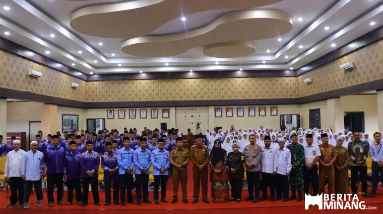 Calon Haji (JCH) asal Kota Payakumbuh secara resmi dilepas keberangkatannya ke Tanah Suci oleh Pemko Payakumbuh di Aula Ngalau, Lantai 3 Balai Kota, Senin (19/05/2025).
