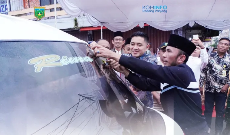 Wakil Wali Kota, Allex Saputra dengan penandaan angkutan kota (angkot) menggunakan stiker khusus guna mendukung program Transportasi Gratis bagi Pelajar, Jumat (2/5/2025). Foto: Kominfo Padang Panjang