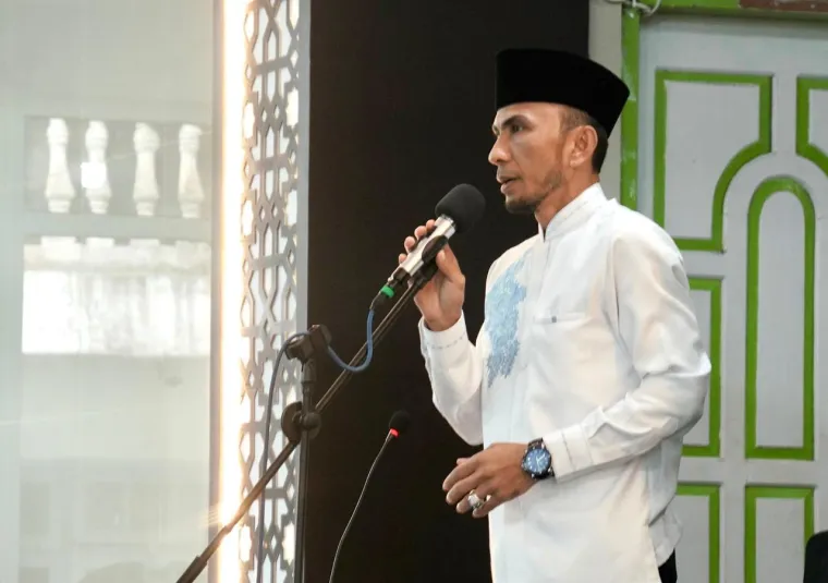 Wakil Wali Kota Padang Panjang, Allex Saputra saat membuka Pengajian Bulanan Badan Kontak Majelis Taklim (BKMT) Kota Padang Panjang, Ahad (11/5/2025), di Masjid Hidayah, Kelurahan Guguk Malintang. Foto: Kominfo Padang Panjang