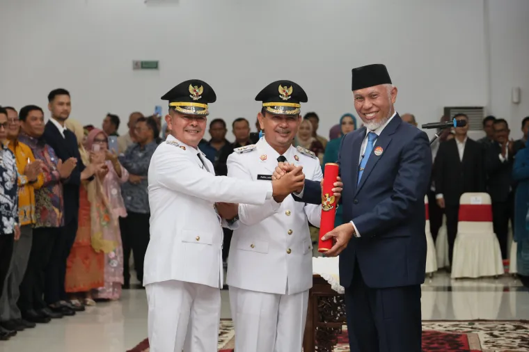 Bupati dan Wakil Bupati Pasaman Resmi Dilantik Gubernur Sumbar Mahyeldi