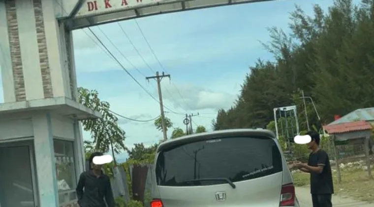 Resor Polres Pasaman Barat, Sumatera Barat (Sumbar), mengamankan dua lelaki yang diduga melakukan pungutan liar (pungli) di pintu gerbang objek wisata Pantai Pohon Seribu Nagari Ranah Pasisie, Kecamatan Sasak Ranah Pasisie, Senin (12/5/2025). Foto : H