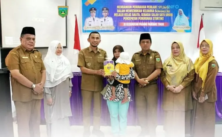 Wakil Wali Kota, Allex Saputra, serahkan paket Susu Pangan Olahan untuk Keperluan Medis Khusus (PKMK) kepada 32 balita di wilayah kerja Puskesmas Koto Katik, Kecamatan Padang Panjang Timur, Senin (26/5/2025). Foto:Kominfo Padang Panjang
