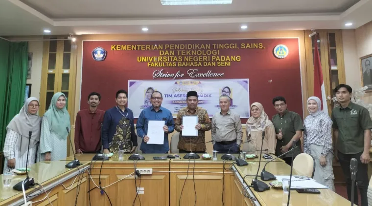 Penandatanganan Perjanjian Kerjasama Program Studi Desain Komunikasi Visual pada Kamis (22/5) bertempat di Ruang Sidang Kampus FBS UNP Air Tawar Padang. Foto MR.