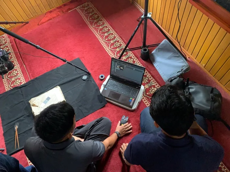 Petugas Dinas Perpustakaan dan Kearsipan (DPK) ketika lakukan digitalisasi naskah kuno yang telah berusia ratusan tahun. Foto: Kominfo Padang Panjang