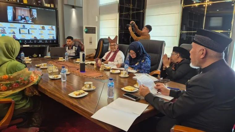 Gubernur Sumatera Barat (Sumbar), Mahyeldi Ansharullah membuka acara webinar nasional bertajuk &quot;LPDP Hadir untuk Negeri: Pendidikan Berkualitas, ASN Berdaya Saing, Daerah Maju, Indonesia Makmur&quot;, yang diselenggarakan secara daring, Jumat (2/5/2025). Foto: