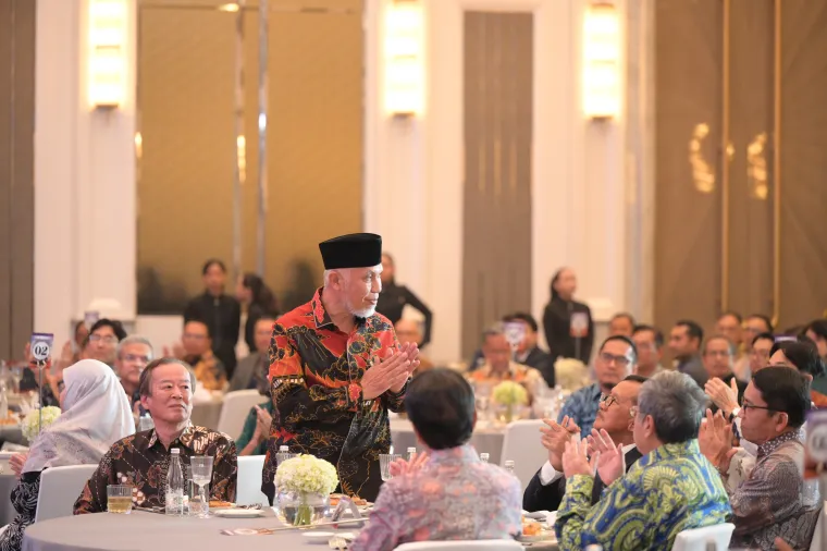 Gubernur Sumatera Barat (Sumbar) Mahyeldi Ansharullah ketika menghadiri acara  financial close Proyek PLTP Muara Laboh Unit II yang digelar PT. Supreme Energy di The Langham Ballroom, Jakarta. Jum'at malam (23/5/2025). Foto: Adpim Sumbar