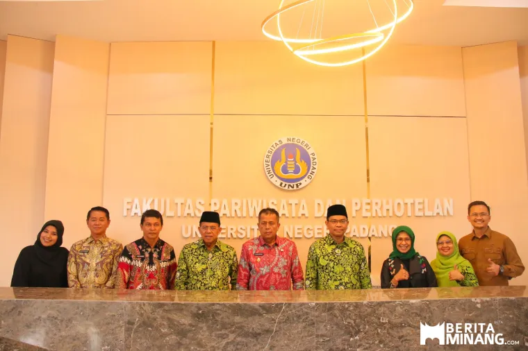 Wakil Wali Kota Payakumbuh Elzadaswarman, Rektor UNP Krismadinata dan Senior Eksekutif UNP Ganefri meninjau langsung bangunan kampus yang saat ini sudah hampir rampung secara keseluruhan, Kamis (08/05/2025).