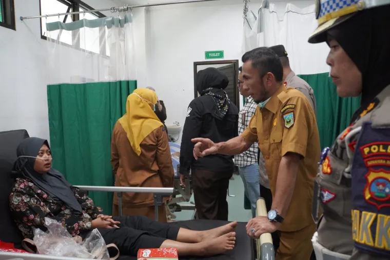 Wakil Wali Kota Padang Panjang saat berdialog dengan korban kecelakaan tunggal yang melibatkan Bus Antar Lintas Sumatera (ALS) yang menyebabkan 12 penumpang meninggal dunia, Selasa (6/5/2025).  Foto:Kominfo Padang Panjang