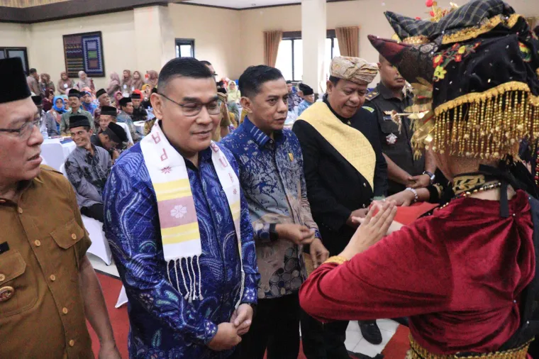 Ketua DPRD Wirman Putra saat mendampingi Wakil Menteri ATR/BPN RI, Ossy Dermawan pada sosialisasi Pengadministrasian dan Pendaftaran Tanah Ulayat  di Aula Balaikota, Selasa (20/05/2025)