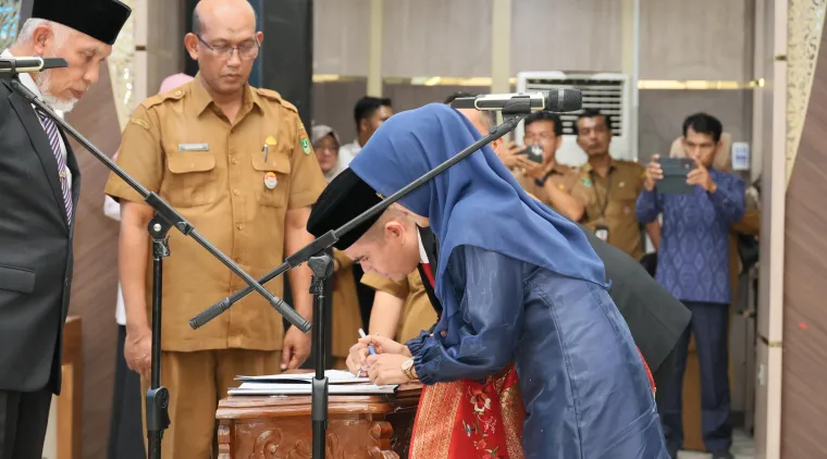 Gubernur Sumatera Barat (Sumbar), Mahyeldi Ansharullah ketika melantik 87 Kepala SMA/SMK/SLB di Aula Kantor Gubernur Sumbar, Selasa (27/5/2025).  Foto: Adpim Sumbar