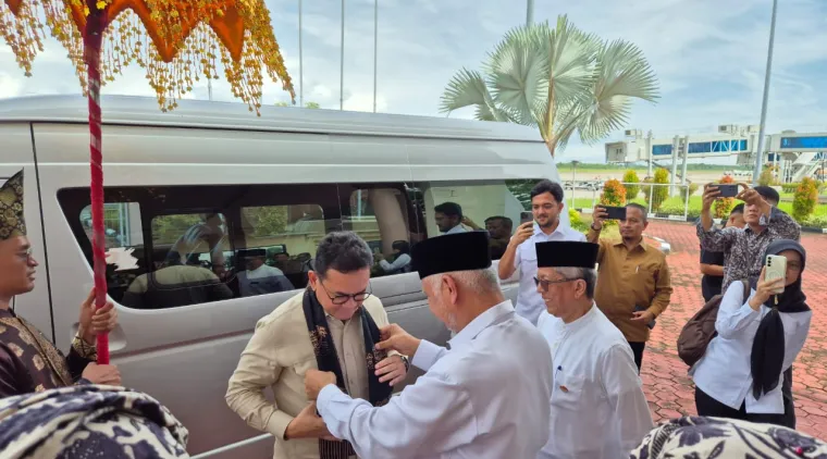 Gubernur Sumbar Mahyeldi Ansharullah ketika menyambut kedatangan Menteri Perdagangan (Mendag) RI, Budi Santoso di VIP Bandara Internasional Minangkabau (BIM), Kabupaten Padang Pariaman, Jum'at (9/5/2025). Foto:Adpim Sumbar