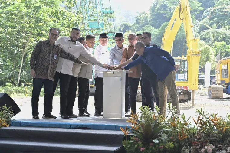 Menteri PU RI, Dody Hanggodo bersama Gubernur Mahyeldi tekan serine dalam peletakan batu pertama (groundbreaking) pembangunan Fly Over Sitinjau Lauik Tahap I di lokasi stokpile Lubuk Paraku, Kecamatan Lubuk Kilangan, Sabtu (03/05/2025). Foto: Adpim Sumbar