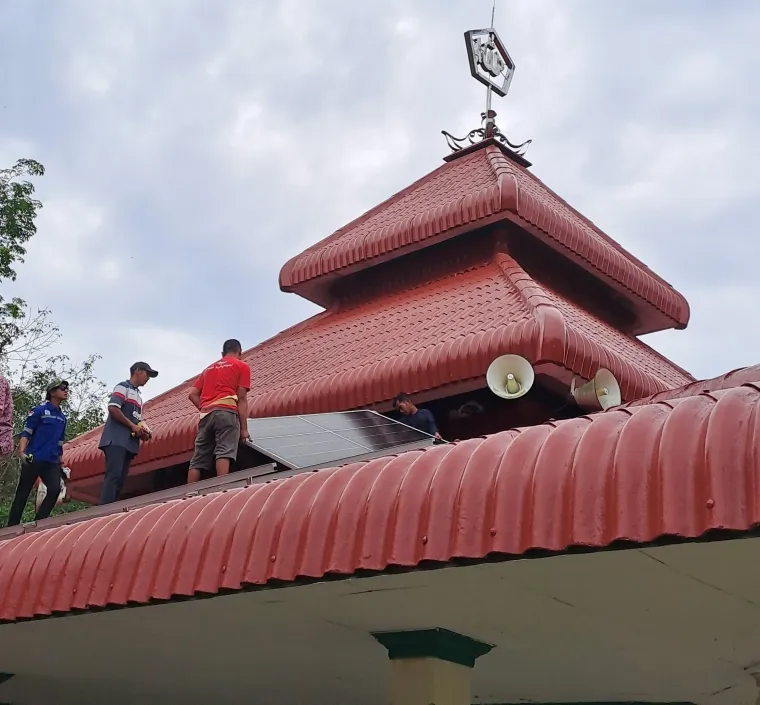 Masjid Buya Syafii Maarif di Sumpur Kudus Selatan Kabupaten Sijunjung Sumatera Barat melakukan peralihan energi dari energi kotor ke energi tenaga surya. Panel surya dipasang pada Jumat (2/5) lalu. Foto: Mosaic Indonesia