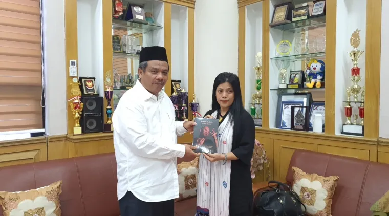 Dekan FBS UNP Prof. Dr. Ermanto, S.Pd., M.Hum. dan Pengelola Nan Jombang Dance Company setelah meninjau persiapan kegiatan di Kampus FBS UNP Air Tawar Padang pada Senin (5/5).