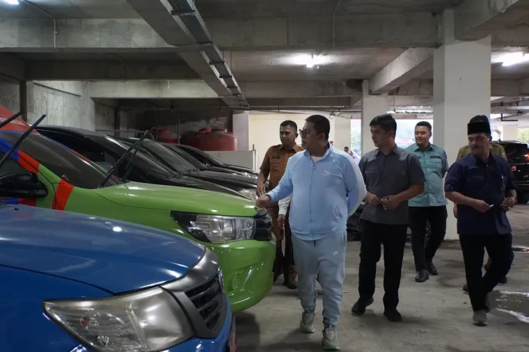 Bersama Wakil Wali Kota, Allex Saputra, Wako Padang Panjang Hendri lakukan pengecekan dan pendataan ulang kendaraan dinas yang dimiliki seluruh Organisasi Perangkat Daerah (OPD) di lingkungan Pemerintah Kota Padang Panjang, Selasa (27/5/2025). Foto: Komin